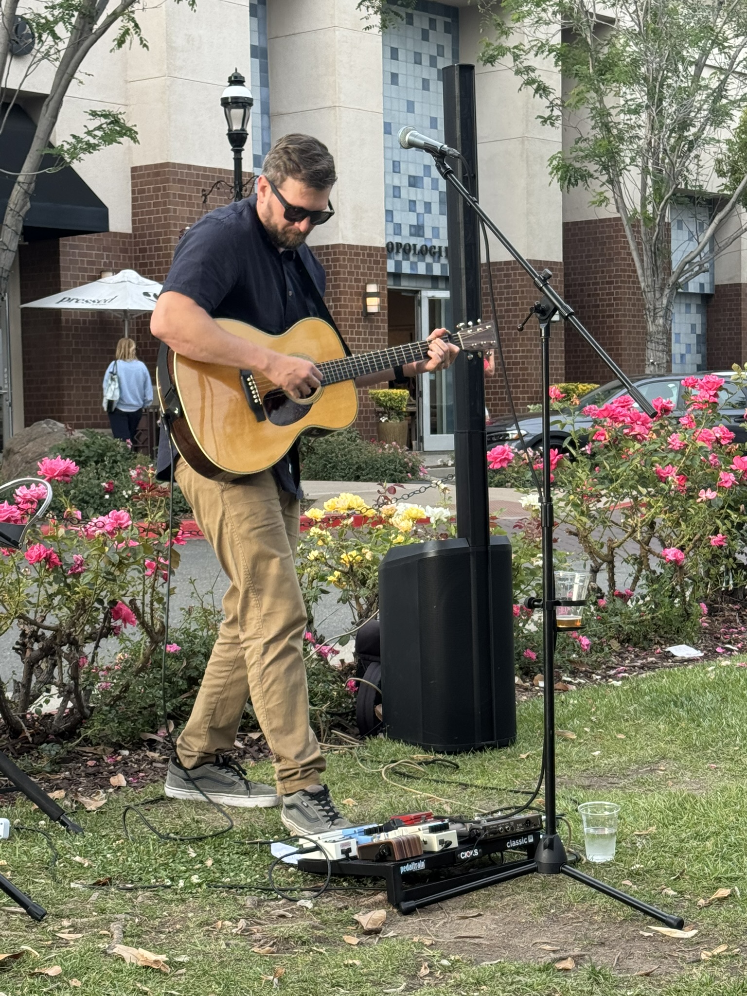 Jeremy Settles performing live acoustic music